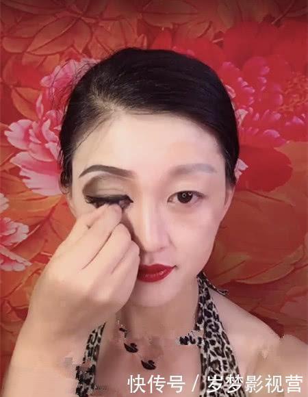 女子卸妆像是换个人，原来鼻子下巴都是假的，网友：美女秒变大妈！