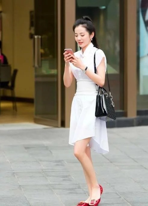 街拍:倾城倾国的美女,清凉上衣配黑色裤子,时尚又显大气