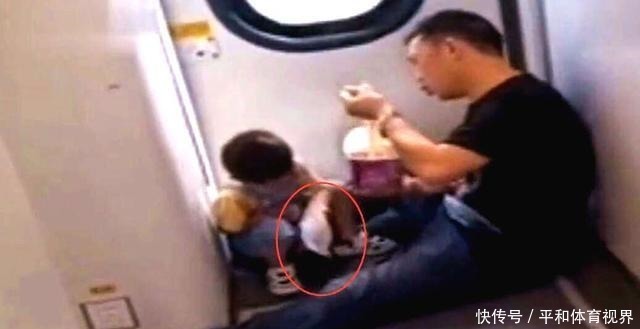 孩子|火车上3岁娃饿了,奶爸举动让人动容,网友:高级别炫富