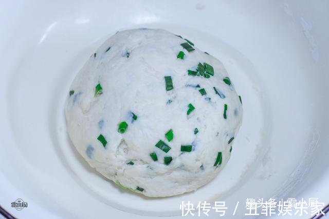 不用黄油,也不加糖,教你做葱香小饼干,口口香又酥