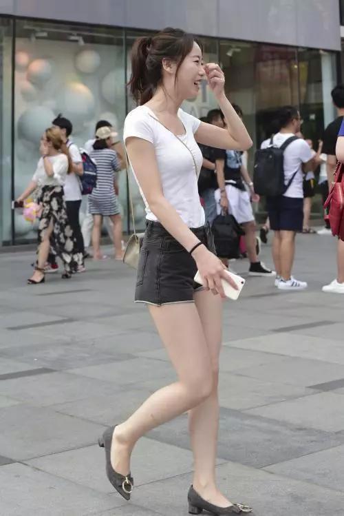 质感|小姐姐身穿吊带连衣裙，褶皱的裙身，看上去十分的有质感