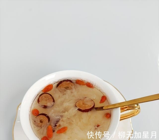 枸杞|原来银耳羹还能这么吃，十五分钟又稠又美味，早上吃它也太好了！
