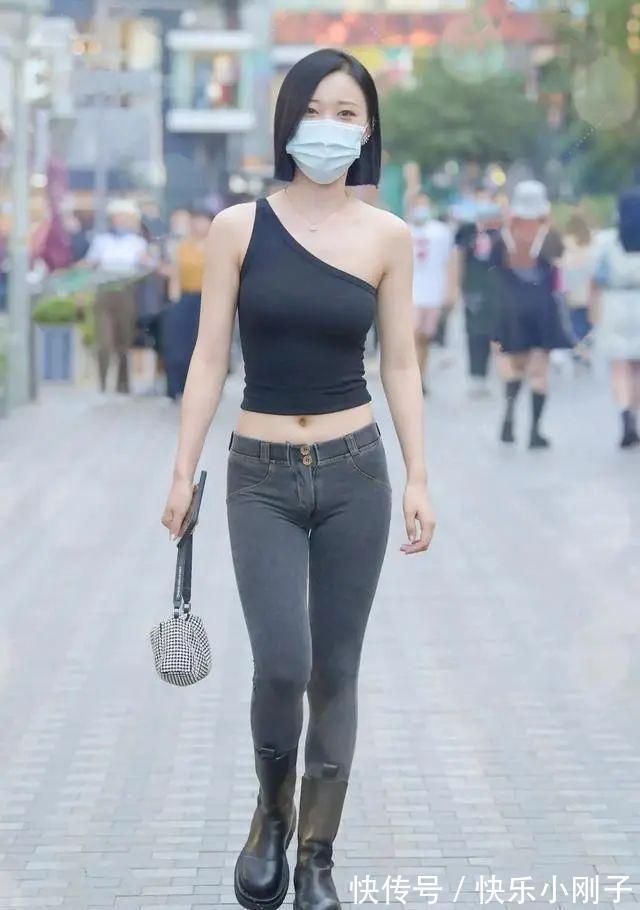 打底裤 黑色露肩上衣搭配黑色打底裤,不暗沉,还很显瘦