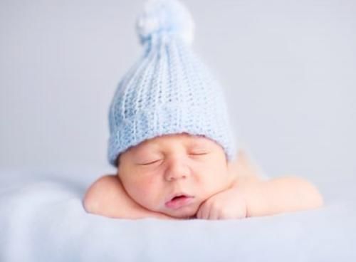 动作|宝宝对妈妈的爱有多深？从睡觉的小动作能看出来，你家娃有几个？