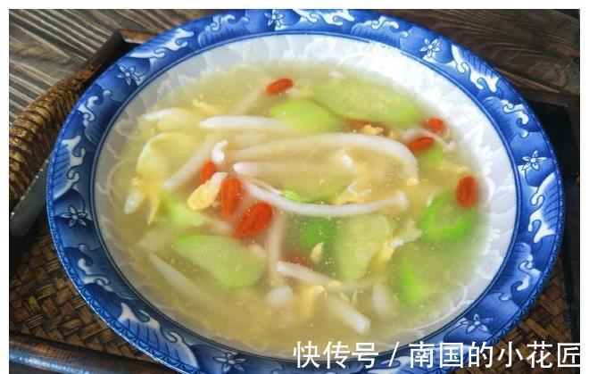 多喝|打丝瓜汤时,记得多加1步,丝瓜翠绿不发黑,立秋后要多喝