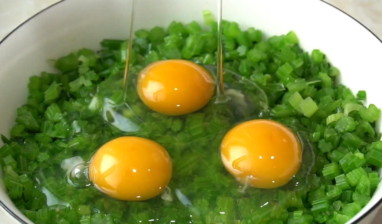 筷子|芹菜加3个鸡蛋,筷子一搅,手不用沾面,10分钟搞定全家人早餐