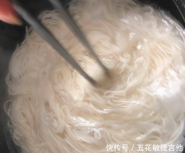 爽口|煮面条，开水下锅就错了，牢记这4个小妙招，面条爽口又筋道