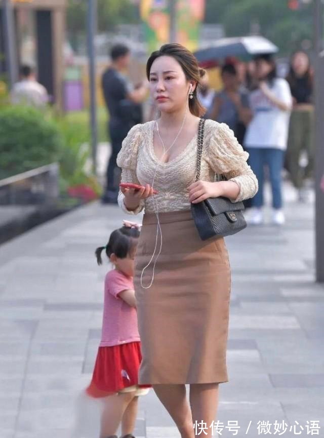 V领 网纱V领短衫搭配高腰半身长裙,成熟稳重,飘逸美丽!