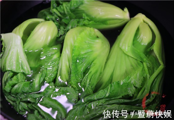 做法|老一辈腌酸菜的传统做法,不加盐三天就变酸,一年不烂,还不长毛