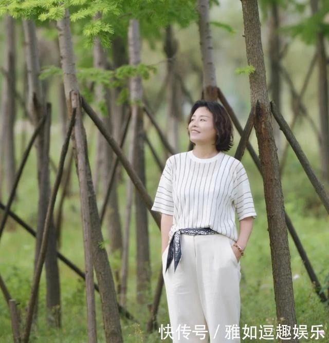 颜色|中年女人穿“花衣服”很土,照着这5套简约气质风穿,减龄有活力
