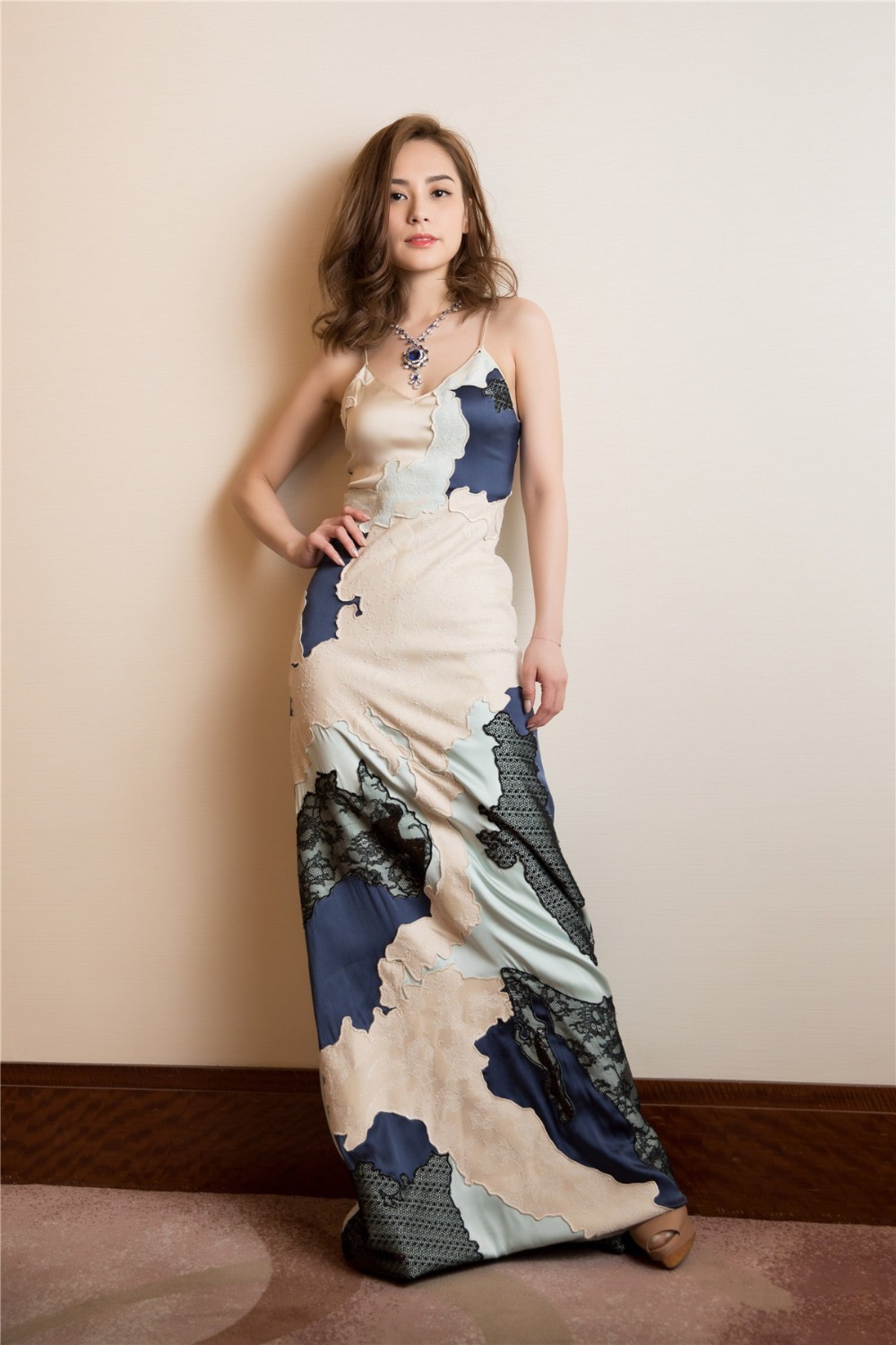 钟欣潼|阿娇又美回颜值巅峰,一袭白色衬衫连衣裙清新减龄,知性利落