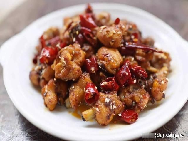 做辣子鸡时，牢记三个窍门，做出的鸡肉又麻又辣，吃一次就上瘾