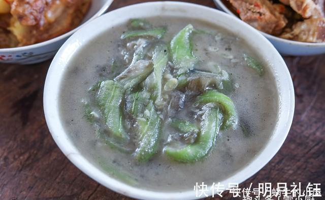 侄女过生日，妈妈早上4点就起床，做了两大桌农家菜，吃嗨了