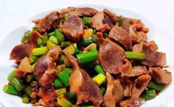 鸡身上最脏的部位,里面含有大量细菌,做菜熬汤一定要扔掉