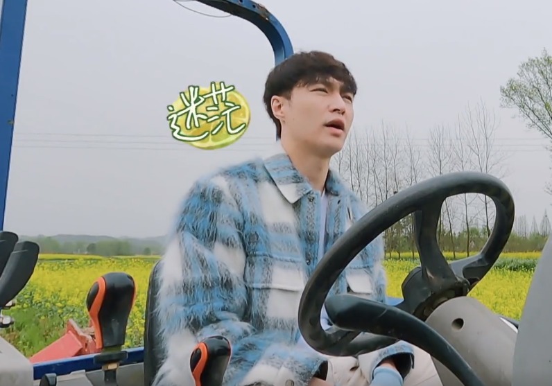 张艺兴刘晓邑即兴跳舞, 但被张子枫抢了镜头, 这坐姿绝了!