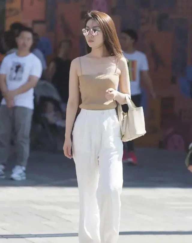 吊带衫 杏色吊带衫搭配白色休闲阔腿裤，感受到了青春美好