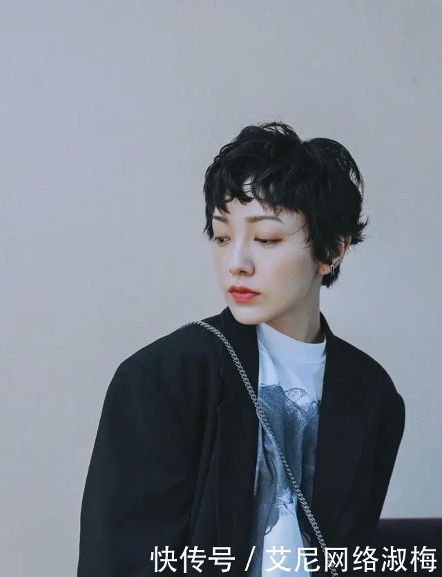 头发|50岁的女人少做3种发型,自以为很时髦,实际老气还很伤头发