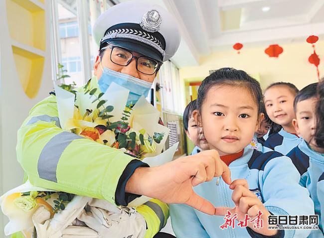 小朋友们|兰州：交警走进幼儿园 带着萌娃学交规