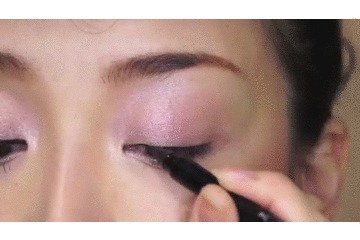 告别冬季沉闷,娜扎热巴都在画彩色眼线,个性又吸睛,时髦精必备