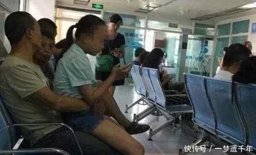 父亲|16岁女儿老是坐父亲怀里,妈妈劝阻女儿起来,父亲却表示反对