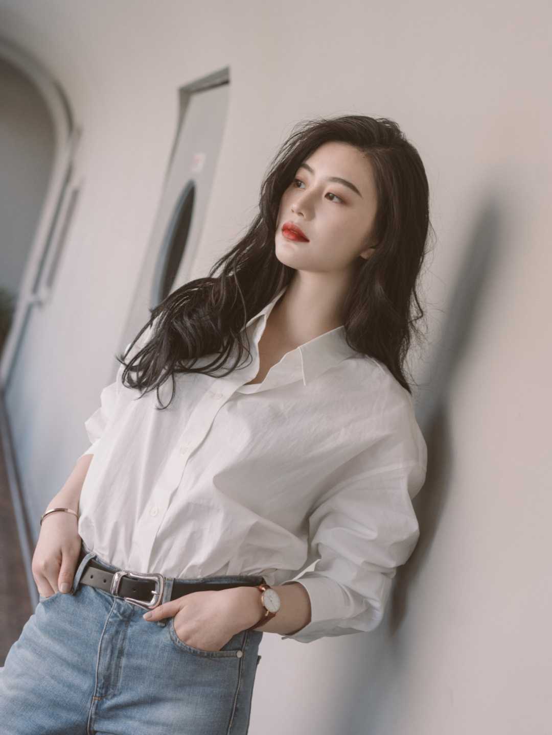 衬衫搭配|春天穿衣别再盲目跟风了!白衬衫+牛仔裤是今年顶流,简单大气