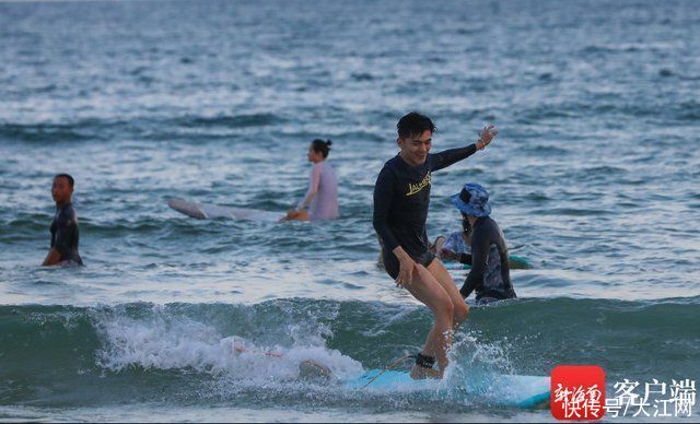 李昊|组图丨体验一把!全国媒体团打卡冲浪“火爆出圈”万宁日月湾