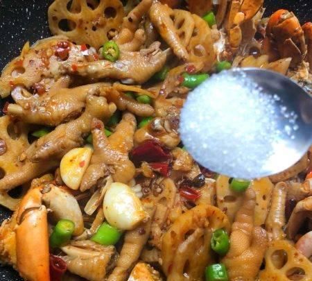  肉蟹煲是一道由肉蟹、鸡爪、辣酱做成的美食，简单美味又下饭