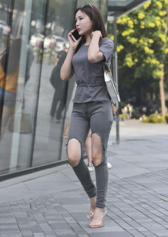 街拍喷泉边偶遇一位时尚靓丽的辣妈,皮肤白皙大长腿迷人