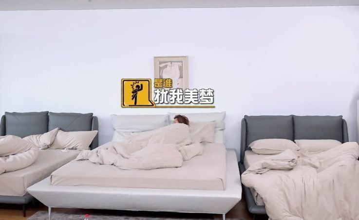 房间|邓超带摄像闯入鹿晗房间,床上一件私人物品引热议,网友:明白了