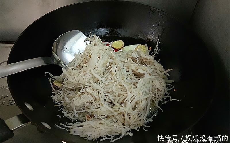 老北京酱咸菜丝,丝丝入味,夹空心小烧饼吃比肉还香