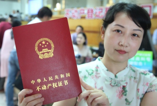 共同财产|2021年起，房产证上无论写谁的名字分割都不受影响，再闹也没用