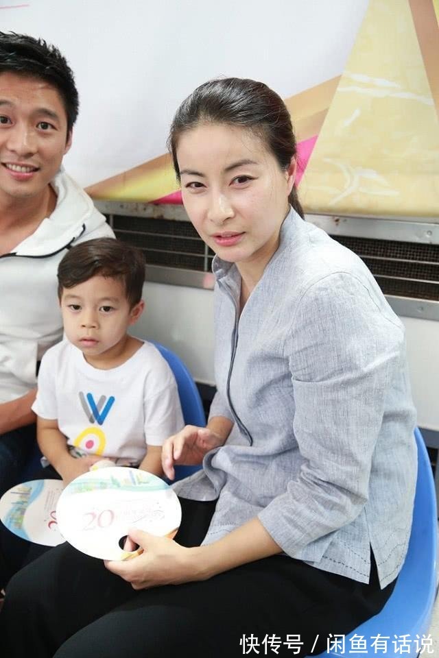 郭晶晶|郭晶晶真没阔太架子,穿“奶奶衫”出席活动,笑出月牙眼好显温柔