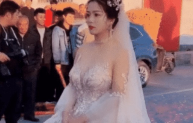 新娘子 最洋气新娘火了,穿“无痕暗纹婚纱”引关注,网友:羡慕新郎