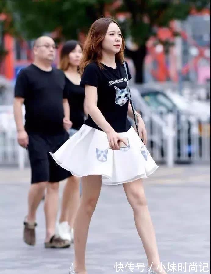 打扮 街拍:打扮很时尚的靓丽大姐,白色花边裙很是亮眼,自信满满!