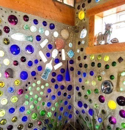 花坛|外国人的小脑瓜怎么想的，攒啤酒瓶砌花坛、盖房子，个个出乎意料！