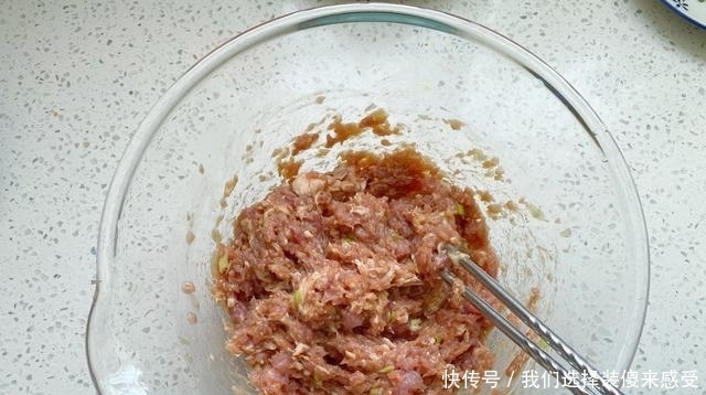 三月,这野菜鲜美可口,做成锅贴鲜嫩多汁又美味,吃货不要错过