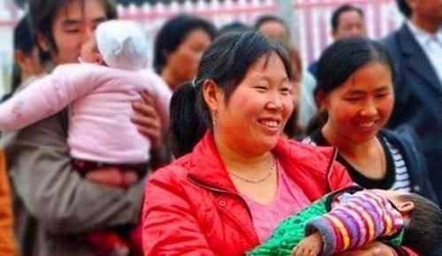 爸爸姓“鸡”，坚持不让3胞胎随自己姓，媳妇取名护士听了都说好