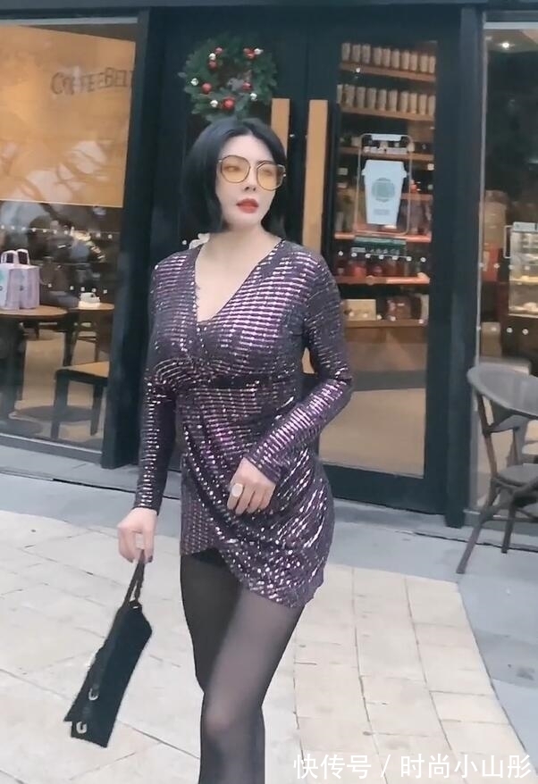 高级感|独具风味的泛光短裙，给女人的形象增加了高级感