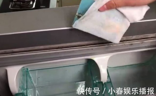 家里冰箱胶条发霉,别用水擦了!教你1招干净如新!