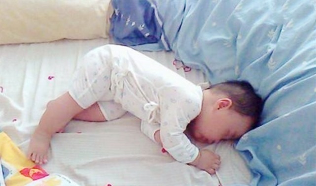 胀气|为啥孩子睡觉爱滚来滚去不一定是热,这4个“苦衷”家长要知道