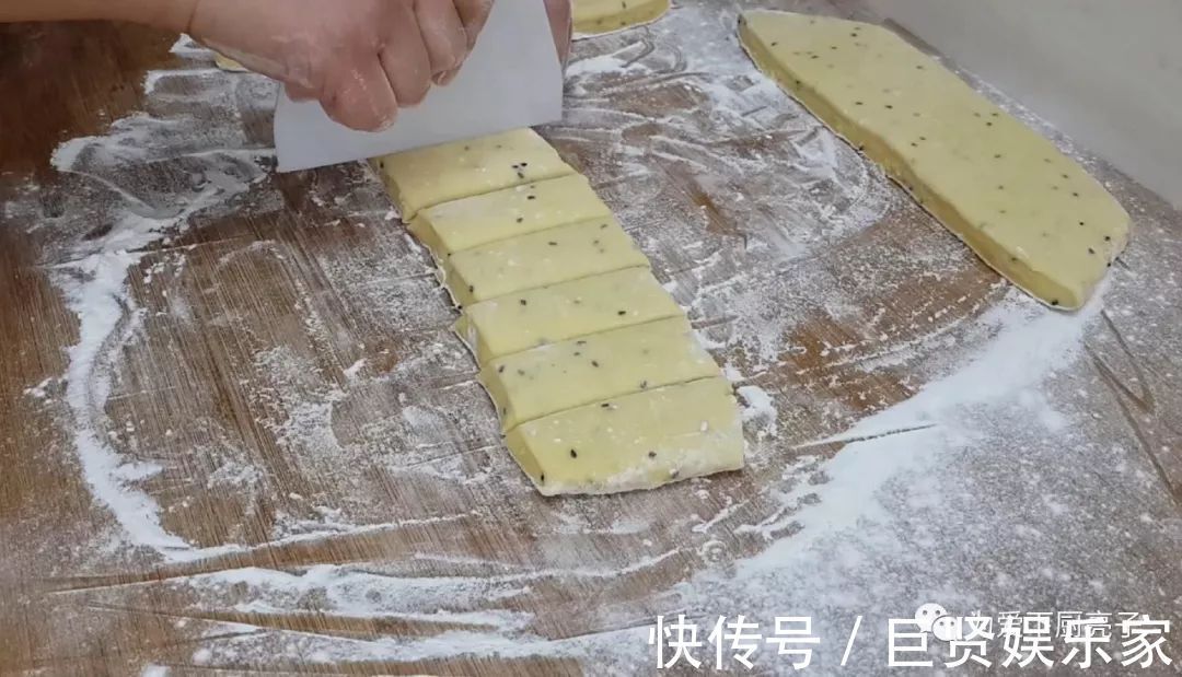 1斤面粉,4个鸡蛋,锅里炒一炒,教你做创意小零食,比麻花都好吃