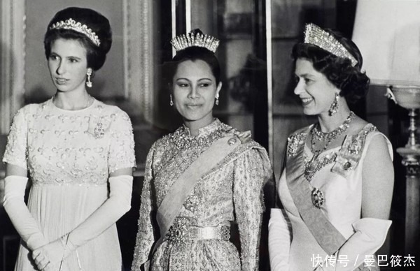 满身|25年前英女王出访泰国,诗丽吉满身珠翠好耀眼,整容脸还是输了