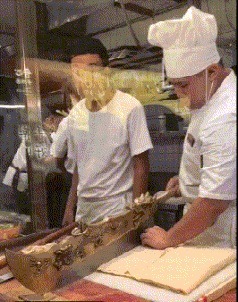 |搞笑GIF:表妹担心有人偷竹子,她每天一个人去后山点数!