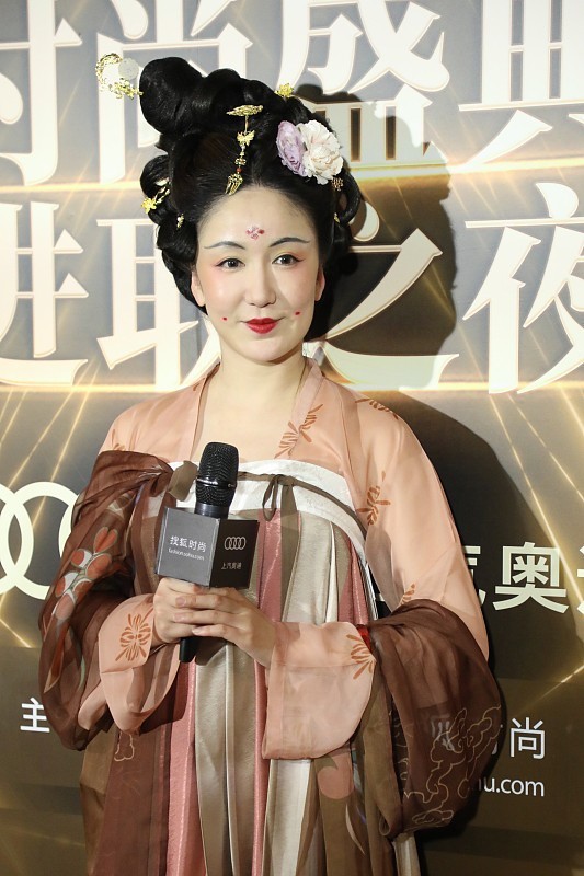 齐胸襦裙@娄艺潇真是“不走寻常路”, 一袭汉服让人领略盛唐之美, 超惊艳