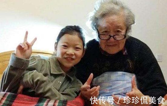 奶奶|“走心”奶奶带娃火了,谁说老人不会带娃这种方式轻松又好玩