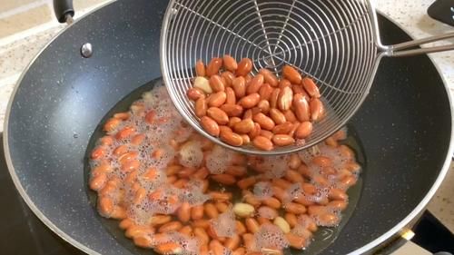 炸花生米时，直接下锅是不对的！多加一步，花生米更酥脆还不返潮