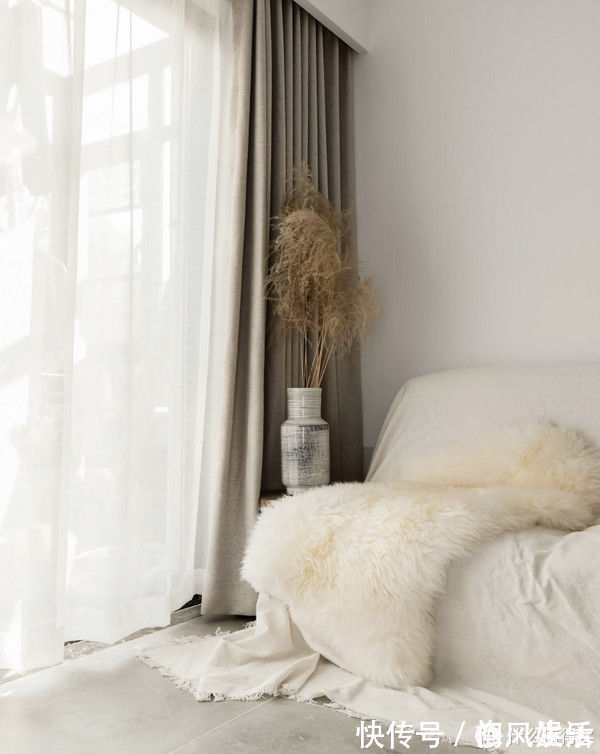 墙面|这对夫妻很有远见,买下120平复式小楼,客厅开阔还有双储物间