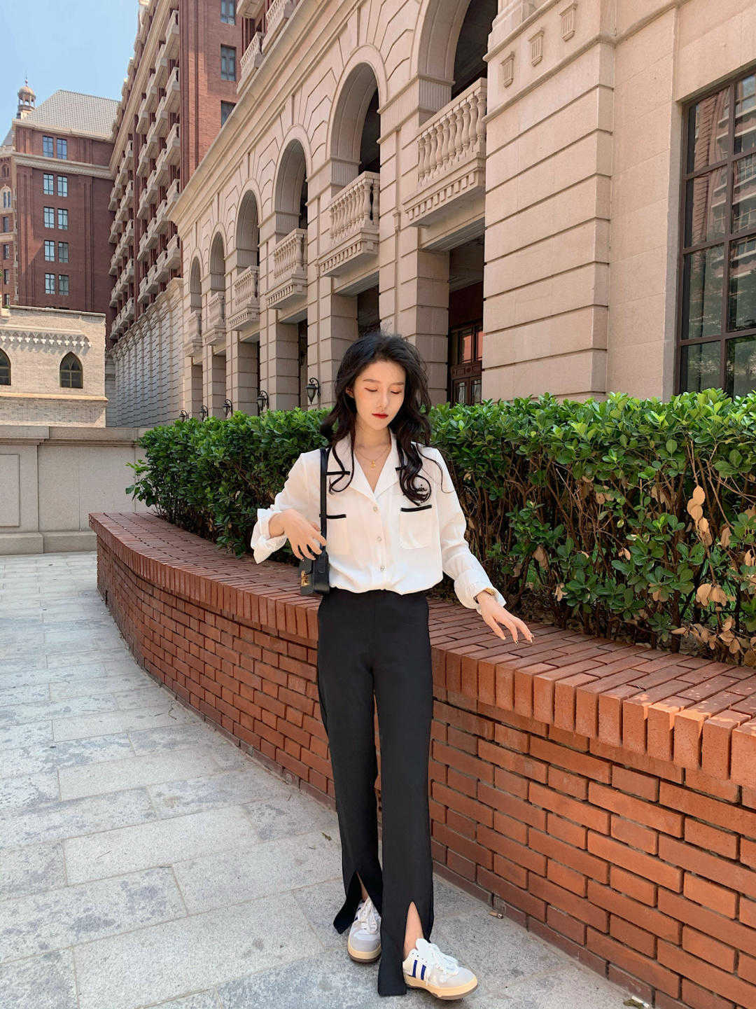 西服|初秋,身穿白色衬衫配黑色西装裤,让你自信又漂亮,秒变初恋女友