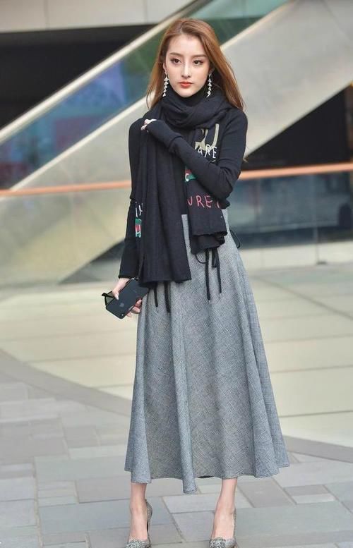 半裙配针织上衣，暖和又精致，是很好的选择
