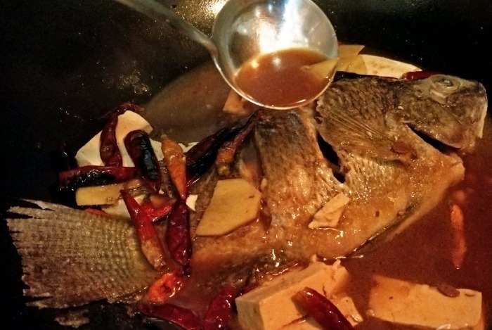 给鱼去腥,用料酒还是用醋都错了,只需一勺它,鲜嫩入味还不腥